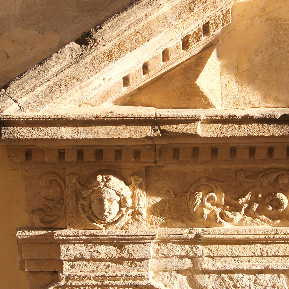 facade-hotel-centre-historique-arles-provence